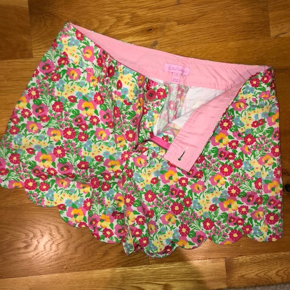 Lilly Pulitzer buttercup scalloped shorts - Picture 3 of 3